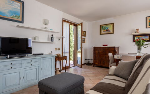 Civico108 Vacation Home, Pool, Castellina in Chian: Mobilia, Interior Design, Legna, Pavimentazione, Camera, Pavimento, Cornice, Illuminazione, Soggiorno, Tavolo