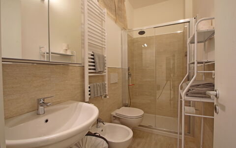 Il Centro: Interior Design, Pavimentazione, Pavimento, Camera, Soffitto, Appartamento, Sedia, Gabinetto, Lavello, Idraulico Fixture