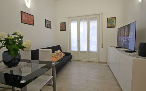 Il Centro: Mobilia, Pavimentazione, Interior Design, Pavimento, Legna, Divano, Camera, Soggiorno, Illuminazione, Casa