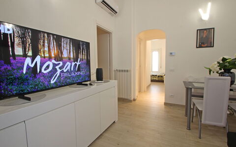 Il Centro: Interior Design, Pavimentazione, Pavimento, Dispositivo Elettronico, Camera, Set Televisivo, Soggiorno, Televisione, Appartamento, Soffitto
