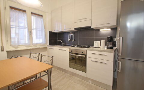 Il Centro: Elettrodomestico Da Cucina, Cucina, Apparecchio Major, Controsoffitto, Cabinetry, Pavimentazione, Legna, Mobilia, Interior Design, Pavimento