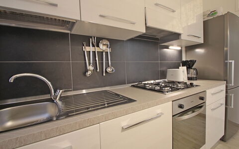Il Centro: Cucina, Elettrodomestico Da Cucina, Controsoffitto, Apparecchio Major, Cucina Stufa, Cabinetry, Lavandino Della Cucina, Stufa, Stufa A Gas, Elettrodomestico