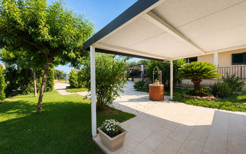 Villa Andrea: Shade, Giardino, Struttura Esterna, Mobili Da Esterno, Vaso Di Fiori, Pergola, Tenda, Terrazza, Pianta Della Casa, Cortile
