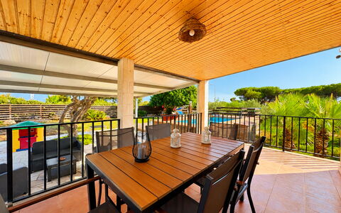Villa Andrea: Mobilia, Portico, Pavimento, Mobili Da Esterno, Shade, Color Legno, Deck, Sedia, Tavolo Esterno, Balcone