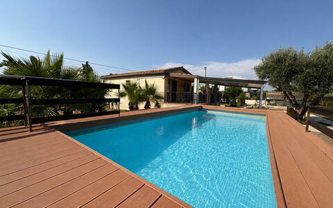 Villa Andrea: Piscina, Ricorrere, Shade, Eco Hotel, Color Legno, Deck, Latifoglie, Mobili Da Esterno, Hotel