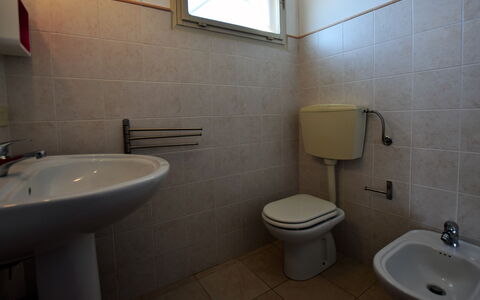 Villa Andrea: Idraulico Fixture, Bagno, Pavimentazione, Toilet Seat, Lavandino Del Bagno, Lavello, Pavimento, Gabinetto, Idraulico, Rubinetto