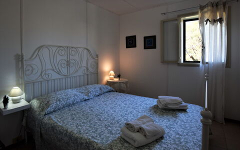 Villa Andrea: Letto, Camera Da Letto, Bedding, Lenzuolo, Mobilia, Biancheria, Telaio Del Letto, Pavimento, Interior Design, Camera