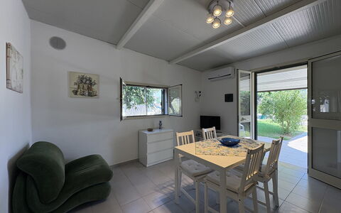 Villa Andrea: Pavimentazione, Pavimento, Interior Design, Soffitto, Mobilia, Camera, Casa, Porta, Lampada, Soggiorno