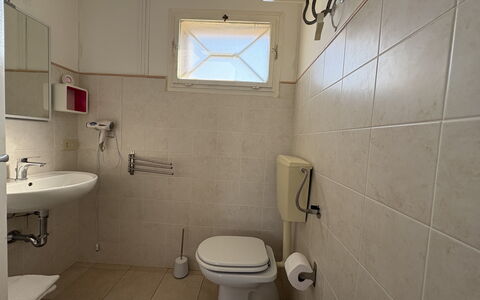 Villa Andrea: Toilet Seat, Idraulico Fixture, Bagno, Gabinetto, Pavimentazione, Lavello, Pavimento, Lavandino Del Bagno, Interior Design, Idraulico