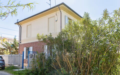 Casale Oleandro Marino: Costruzione, Zona Residenziale, Casa, Casa, Arbusto, Insediamento Umano, Sobborgo, Estate, Driveway, Linea Elettrica Aerea