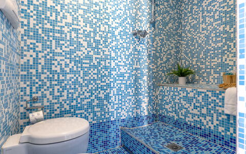 Casale Oleandro Marino: Blu, Bagno, Idraulico Fixture, Pavimentazione, Pavimento, Interior Design, Piastrella, Idraulico, Mosaico