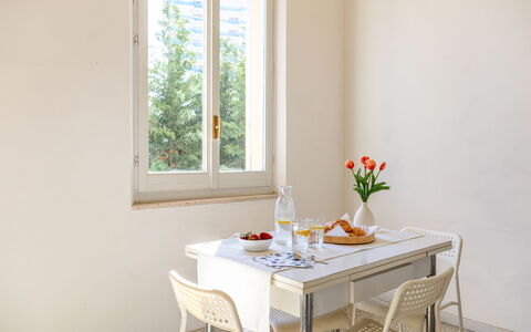 Casale Oleandro Marino: Mobilia, Tavolo, Sedia, Interior Design, Cucina & Sala Da Pranzo Tavolo, Pavimentazione, Sala Da Pranzo, Pavimento, Camera, Tavolino Da Caffè