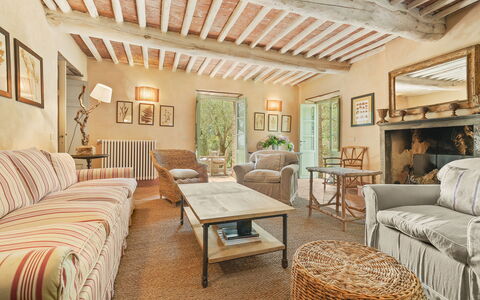 La Sorgente: Mobilia, Parete, Legna, Divano, Interior Design, Soggiorno, Casa, Sedia, Tavolo