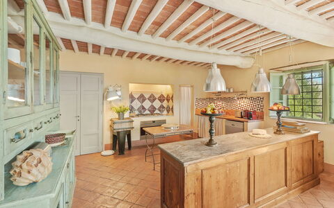 La Sorgente: Mobilia, Cucina, Interior Design, Cabinetry, Pavimentazione, Controsoffitto, Legna, Pavimento, Soffitto, Casa