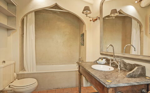La Sorgente: Idraulico Fixture, Parete, Interior Design, Pavimentazione, Lavandino Del Bagno, Bagno, Pavimento, Rubinetto, Lavello, Soffitto