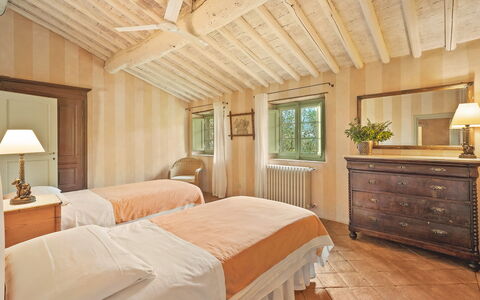 La Sorgente: Letto, Mobilia, Bedding, Camera Da Letto, Interior Design, Lenzuolo, Legna, Pavimento, Soffitto, Biancheria