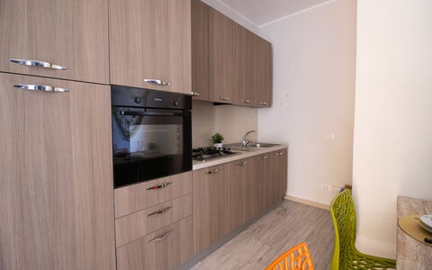 Mediterranea'S House Otranto: Apparecchio Major, Legna, Pavimentazione, Interior Design, Elettrodomestico Da Cucina, Cucina, Cabinetry, Pavimento, Controsoffitto, Camera