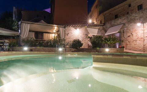Residence Borgodamare: Notte, Architettura, Piscina, Ricorrere, Paesaggio Di Illuminazione, Mezzanotte, Sicurezza Illuminazione, Cortile, Hacienda, Lampada