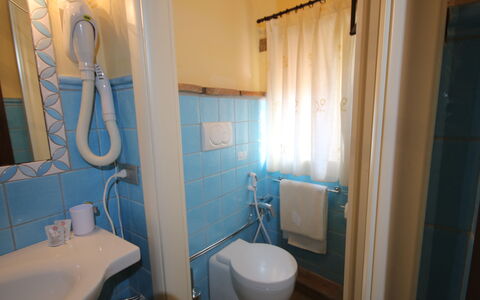 Residence Borgodamare: Pavimentazione, Legna, Pavimento, Interior Design, Lavandino Del Bagno, Idraulico Fixture, Bagno, Lavello, Idraulico, Camera
