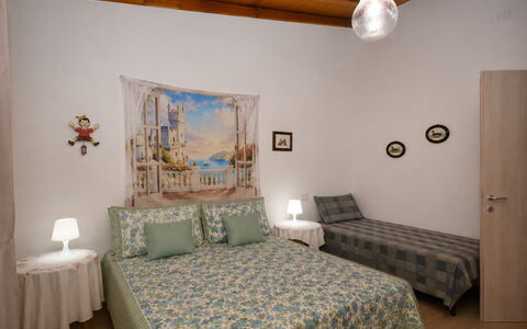 Villa Mameli: Mobilia, Letto, Interior Design, Camera Da Letto, Bedding, Lenzuolo, Pavimento, Biancheria, Pavimentazione, Legna