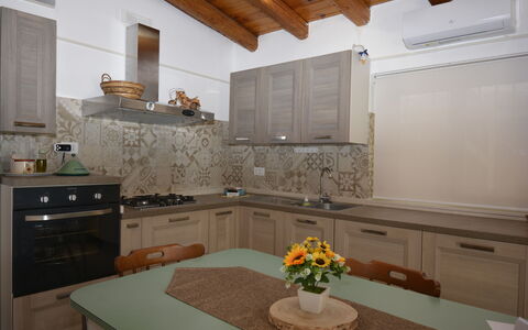 Villa Mameli: Cucina, Controsoffitto, Interior Design, Elettrodomestico Da Cucina, Legna, Mobilia, Apparecchio Major, Pavimentazione, Cabinetry, Lavandino Della Cucina