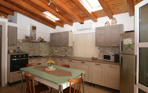 Villa Mameli: Mobilia, Cucina, Interior Design, Pavimentazione, Controsoffitto, Legna, Cabinetry, Elettrodomestico Da Cucina, Soffitto, Sedia