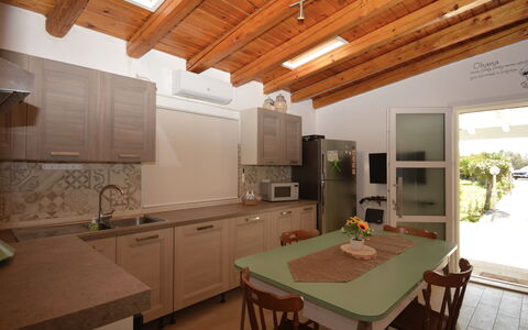 Villa Mameli: Mobilia, Interior Design, Pavimentazione, Legna, Soffitto, Controsoffitto, Cucina, Pavimento, Sedia, Illuminazione