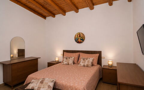 Villa Mameli: Letto, Mobilia, Interior Design, Camera Da Letto, Bedding, Parete, Pavimentazione, Lenzuolo, Pavimento, Legna