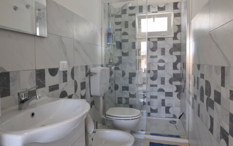 Villa Giugiola: Pavimentazione, Pavimento, Idraulico Fixture, Interior Design, Bagno, Lavandino Del Bagno, Lavello, Idraulico, Rubinetto, Piastrella