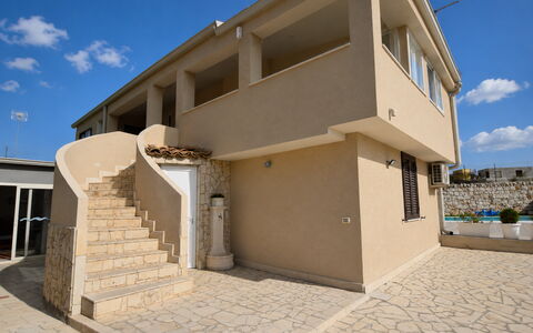 Villa Giugiola: Casa, Porta, Appartamento, Calcestruzzo, Shade, Balcone, Estate, Gesso, Porta A Casa