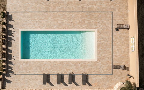 Villa Meti: Piscina, Materiale Composito, Pavimento, Calcestruzzo, Piastrella, Design