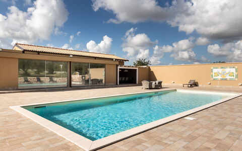 Villa Meti: Piscina, Pavimentazione, Ricorrere, Pavimento, Materiale Composito, Giochi D'Acqua, Shade, Piastrella, Eco Hotel, Tempo Libero