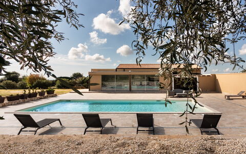 Villa Meti: Piscina, Materiale Composito, Shade, Ricorrere, Calcestruzzo, Mobili Da Esterno, Estate, Eco Hotel, Design, Villa