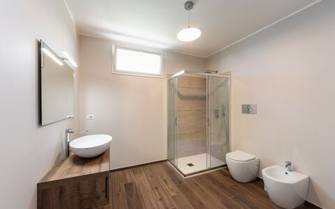 Villa Meti: Pavimentazione, Pavimento, Parete, Interior Design, Bagno, Idraulico Fixture, Soffitto, Camera, Idraulico, Casa