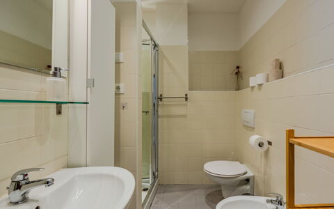 Riva Olive: Pavimentazione, Interior Design, Pavimento, Soffitto, Idraulico Fixture, Camera, Bagno, Gabinetto, Lavello, Toilet Seat