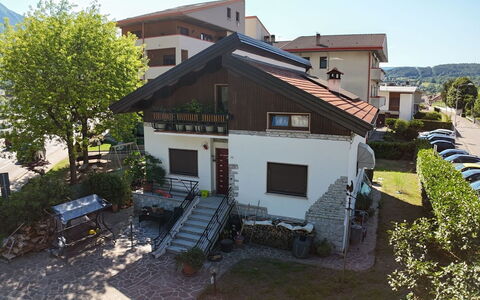 House Angy: Casa, Zona Residenziale, Casa, Villetta, Tetto, Estate, Sobborgo, Balcone, Driveway, Cortile