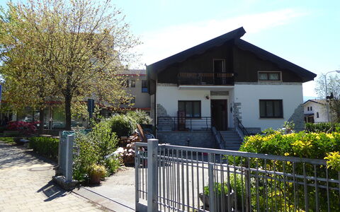 House Angy: Costruzione, Zona Residenziale, Casa, Quartiere, Arbusto, Casa, Insediamento Umano, Villetta, Sobborgo