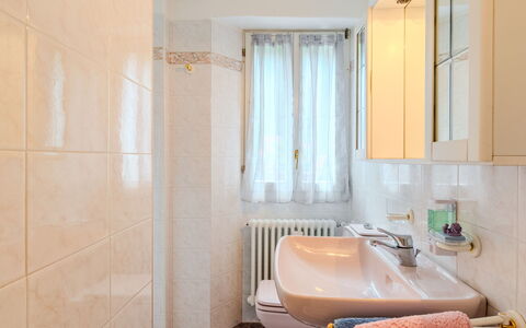 La Casetta di Lulù: Bagno, Idraulico Fixture, Parete, Lavandino Del Bagno, Pavimentazione, Interior Design, Pavimento, Lavello, Rubinetto, Idraulico
