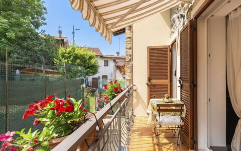 La Casetta di Lulù: Balcone, Porta, Vaso Di Fiori, Appartamento, Pianta Della Casa, Tenda, Colonna, Bicicletta, Portico