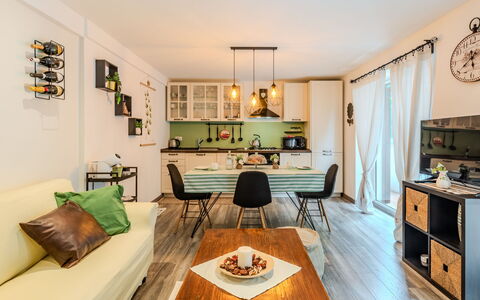 La Casetta di Lulù: Mobilia, Interior Design, Pavimentazione, Divano, Camera, Pavimento, Legna, Soffitto, Soggiorno, Tavolo