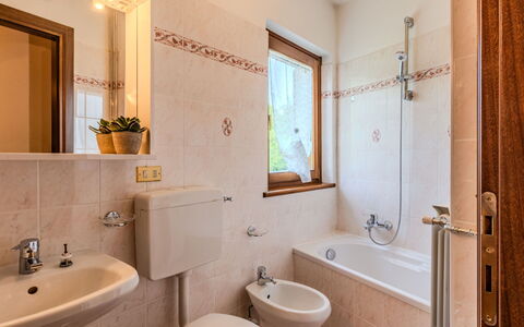 Cascina Rossa: Bagno, Idraulico Fixture, Pavimentazione, Interior Design, Pavimento, Lavandino Del Bagno, Rubinetto, Lavello, Idraulico, Gabinetto