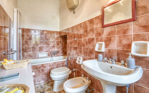 Villa the Horses: Pavimentazione, Pavimento, Interior Design, Idraulico Fixture, Bagno, Camera, Mobilia, Soffitto, Rubinetto, Idraulico