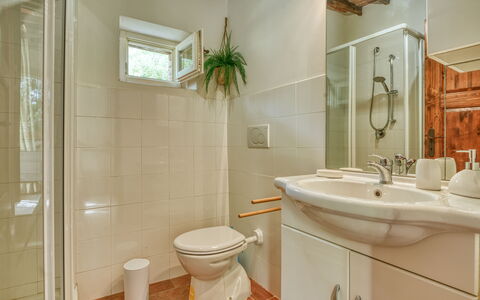 Villa the Horses: Lavandino Del Bagno, Bagno, Interior Design, Idraulico Fixture, Pavimentazione, Legna, Pavimento, Lavello, Soffitto, Rubinetto