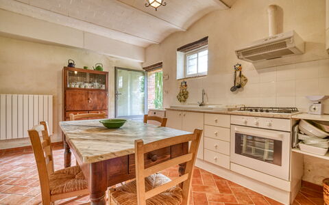 Villa the Horses: Pavimentazione, Mobilia, Interior Design, Legna, Controsoffitto, Cucina, Cabinetry, Pavimento, Soffitto, Illuminazione