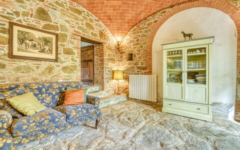 Villa the Horses: Mobilia, Parete, Interior Design, Soffitto, Pavimentazione, Pavimento, Illuminazione, Camera, Divano, Soggiorno