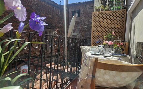 Alla Torre: Vaso Di Fiori, Mobilia, Balcone, Pianta Della Casa, Sedia, Tavolo Esterno, Mobili Da Esterno, Color Legno, Terrazza, Cortile