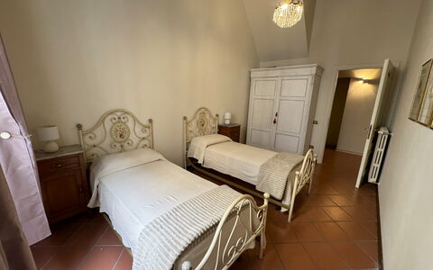 Alla Torre: Pavimentazione, Pavimento, Legna, Interior Design, Mobilia, Camera Da Letto, Letto, Soffitto, Camera, Telaio Del Letto