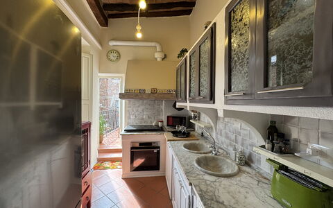Alla Torre: Cucina, Interior Design, Controsoffitto, Mobilia, Pavimentazione, Elettrodomestico Da Cucina, Apparecchio Major, Legna, Soffitto, Pavimento