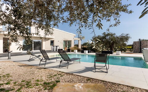Pizzuta Country House: Casa, Shade, Estate, Landscaping, Mobili Da Esterno, Piscina, Villa, Driveway, Hacienda