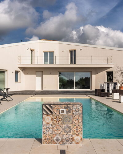 Pizzuta Country House: Piscina, Zona Residenziale, Casa, Casa, Estate, Materiale Composito, Ricorrere, Villa, Shade, Calcestruzzo